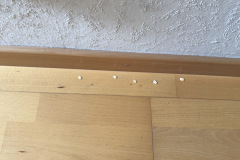 Ernüchterndes Ergebnis an geraden Kanten: Keine der fünf ausgelegten Haferflocken nimmt der Roboter auf – der Abstand zur Wand beträgt teilweise über einen Zentimeter. (Foto: Testsieger.de)