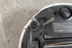 Dank der ausfahrbaren Seitenbürste überzeugt der Roboter bei der Eckenreinigung voll und nimmt alle fünf ausgelegten Reiskörner tadellos auf. (Foto: Testsieger.de)