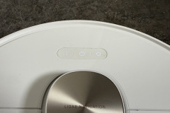 Drei Bedientasten auf der Oberseite ermöglichen Start, Andockung und Spot-Reinigung auch ohne App-Zugriff. (Foto: Testsieger.de)