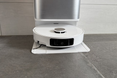 Über die Rampe fährt der L50 Ultra AE zuverlässig auf die Station zu – im gesamten Testzeitraum bleibt er an keiner Stelle stecken. (Foto: Testsieger.de)