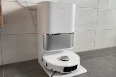 Die All-in-One-Station bietet automatische Staubbeutelentleerung, Wischpadreinigung mit 100 Grad heißem Wasser, Heißlufttrocknung und automatische Reinigungsmitteldosierung. (Foto: Testsieger.de)