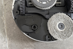 Dank des ausfahrbaren Wisch-Pads erreicht der L50 Ultra AE auch schmale Randbereiche – bei leichten Verschmutzungen überzeugt die Wischleistung, bei hartnäckigen Flecken schwächelt sie. (Foto: Testsieger.de)