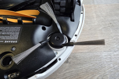 Die Seitenbürste arbeitet gezielt an Rändern und in Ecken, an den Rädern verheddern sich im Alltag aber vereinzelt einzelne Haare. (Foto: Testsieger.de)