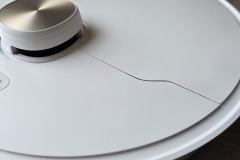 Die Spaltmaße rund um den LiDAR Turm fallen sauber und gleichmäßig aus und unterstreichen den hochwertigen Eindruck der Gehäuseverarbeitung. (Foto: Testsieger.de)