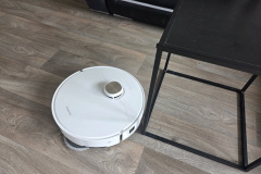 Mit 10,4 Zentimetern Höhe fährt der L50s Pro Ultra auch unter niedrige Möbel und reinigt konsequent an Kanten entlang. (Foto: Testsieger.de)