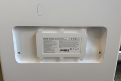 Gut durchdacht: Die Rückseite der großen Basisstation bietet eine praktische Kabelaufwicklung, die für Ordnung sorgt und den aufgeräumten Gesamteindruck unterstreicht. (Foto: Testsieger.de)