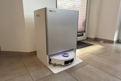 Die große, elegant gestaltete Station übernimmt Entleerung, Reinigung, Trocknung und den vollautomatischen Mopwechsel – ein spürbarer Komfortgewinn. (Foto: Testsieger.de)