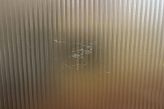 Trotz hochwertiger Verarbeitung zeigen einzelne Bauteile in unserem Test sichtbare Kratzer, die den ansonsten wertigen Gesamteindruck leicht trüben. (Foto: Testsieger.de)