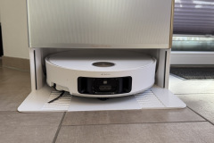 Perfekt eingefasst in der großzügigen Station dockt der Matrix10 Ultra sauber an und bereitet sich vollautomatisch auf den nächsten Reinigungseinsatz vor. (Foto: Testsieger.de)