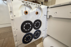 Die Station bietet Platz für gleich drei Mopp-Sets und macht den automatischen Wechsel je nach Raumtyp erst möglich. (Foto: Testsieger.de)