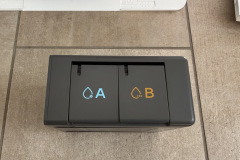 Die Reinigungsmitteltanks A und B sind ordentlich angeordnet und ermöglichen eine vollautomatische Anpassung der Wischlösung an unterschiedliche Raumtypen. (Foto: Testsieger.de)