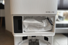 Nahaufnahme des Reinigungsmitteltanks sowie des Staubbeutels, die hinter die Blende der Saugstation integriert wurden (Foto: Testsieger.de)