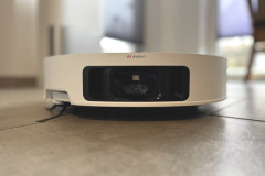 Nahaufnahme der Sensoren inklusive Kamera auf der Vorderseite des Dreame X50 Ultra. Der Laserturm ist eingefahren (Foto: Testsieger.de)