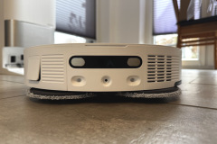 Nahaufnahme der Hinterseite des Dreame, die die Ladekontake zeigt (Foto: Testsieger.de)