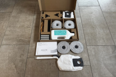 Gesamtaufnahme des Zubehörumfangs inklusive 12 Wischpads, drei HEPA-Filter, Saugbeutel, eine Flasche Reinigungsmittel, zwei Seitenbürsten sowie zwei Saugbürsten (Foto: Testsieger.de)