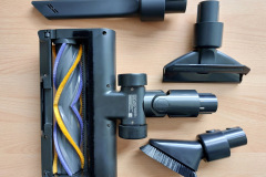 Neben der Saugdüse mit Anti Tangle Bürstenwalze gehören auch eine Fugendüse, eine Polsterdüse und eine Staubbürste zum Lieferumfang des Z30 Pro Aqua. (Foto: Testsieger.de)