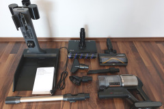 Der Lieferumfang fällt üppig aus und umfasst neben dem Handstück und der 4 in 1 Station auch eine Saugdüse, eine Wischdüse und mehrere Zusatzaufsätze. (Foto: Testsieger.de)