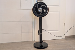 Ein leistungsstarker Begleiter im Sommer: Der DREO TurboPoly überzeugt durch seine wuchtige Zylinderform und eine starke Luftleistung. (Foto: Testsieger.de)