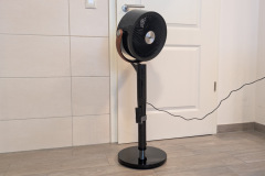 Das zylindrische Design mit 29 Zentimetern Durchmesser sorgt für eine markante Optik und einen breiten Luftstrom. (Foto: Testsieger.de)