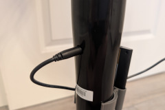 Einfacher Anschluss über die Rückseite der Säule: Die Stromversorgung gestaltet sich unkompliziert und sicher. (Foto: Testsieger.de)