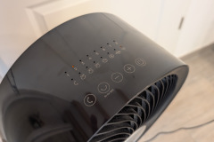 Flexible Steuerung direkt am Gerät: Die Touch-Tasten reagieren empfindlich, bieten aber schnellen Zugriff auf alle Funktionen. (Foto: Testsieger.de)