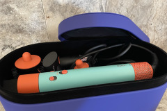 Alles an seinem Platz: Die Dyson Airwrap i.d. Edition Straight+Wavy kommt mit sechs hochwertigen Aufsätzen – stilvoll untergebracht in der mitgelieferten Box. (Foto: Testsieger.de)