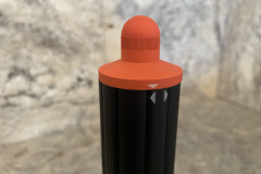 Detailaufnahme des 40-mm-Lockenaufsatzes: Die klar markierten Richtungspfeile erleichtern das gezielte Styling – perfekt für symmetrische Looks. (Foto: Testsieger.de)