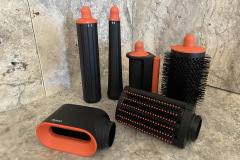 Das vollständige Aufsatz-Set im Überblick: Von Föhn über Rundbürste bis Glättbürste – sechs hochwertige Tools für jedes Haarstyling. (Foto: Testsieger.de)