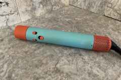 Das Herzstück des Stylings: Der Dyson Airwrap i.d. überzeugt mit ergonomischem Design, hochwertiger Verarbeitung und intuitiver Bedienung. (Foto: Testsieger.de)