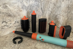 Komplettpaket auf einen Blick: Der Dyson Airwrap i.d. inklusive aller sechs Stylingaufsätze, Reinigungsring und Trocknungsaufsatz – bereit für kreative Looks. (Foto: Testsieger.de)