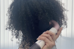 Die gleichmäßige Hitzeverteilung schützt das Haar vor Austrocknung. Locken wirken nach dem Föhnen definiert und geschmeidig. (Foto: Testsieger.de)