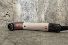 Der Dyson Supersonic r überzeugt schon beim Auspacken durch seine hochwertige Verarbeitung und das außergewöhnliche Design in Ceramic Pink und Roségold. (Foto: Testsieger.de)