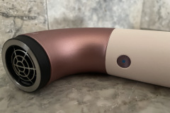 Detailansicht des Luftauslasses: Die hochwertige Verarbeitung und die kühle Oberfläche selbst bei Betrieb zeugen von durchdachtem Engineering. (Foto: Testsieger.de)