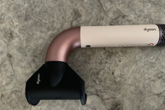 Der Flyaway-Aufsatz sitzt magnetisch und stabil am Gerät – sicherer Halt und blitzschneller Wechsel inklusive. (Foto: Testsieger.de)