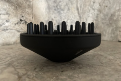 Seitliche Ansicht des Diffusors mit seinen langen Zinken – ideal, um das Haar sanft anzuheben und die natürliche Lockenform zu erhalten. (Foto: Testsieger.de)
