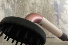 Der große Diffusor des Supersonic r wurde speziell für lockiges und texturiertes Haar entwickelt – er sorgt für Volumen, Definition und reduziert Frizz. (Foto: Testsieger.de)