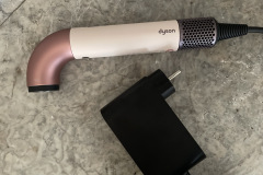 Der Dyson Supersonic™ Haartrockner mit passendem Netzteil – leistungsstarkes Stylinggerät in elegantem Design. (Bild: Testsieger.de)