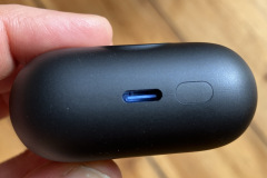 Das Ladecase unterstützt neben USB-C auch kabelloses Laden und ergänzt die insgesamt starke Akkuleistung im Test. (Foto: Testsieger.de)