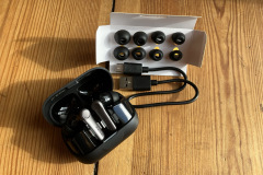 Mit verschiedenen Ohrstöpselgrößen, USB-C-Kabel und Ladecase bietet das Air Pro 4+ einen vollständigen und praxisnahen Lieferumfang. (Foto: Testsieger.de)