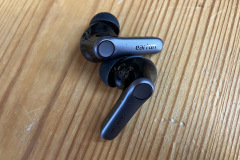 Die EarFun Air Pro 4+ überzeugen im Test mit hochwertiger Verarbeitung und einem angenehm leichten Gewicht von nur rund 5,5 Gramm pro Ohrhörer. (Foto: Testsieger.de)