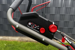 Durchdacht und sicher: Erst bei gleichzeitiger Betätigung von Knopf und Bügel startet der Motor – ideal für Familien. (Foto: Testsieger.de)