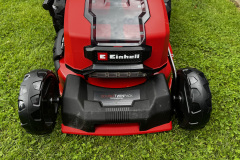 Dank LED auf der Vorderseite lässt sich auch bei wenig Licht noch mähen (Foto: Testsieger.de)