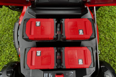 Volle Energie: Der Mäher wird mit vier 18-Volt-Akkus geliefert – für große Flächen und lange Einsatzzeiten. (Foto: Testsieger.de)