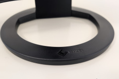 Der massive Standfuß sorgt für einen sicheren Stand auf dem Schreibtisch und unterstreicht den robusten Office-Charakter des Monitors. (Foto: Testsieger.de)