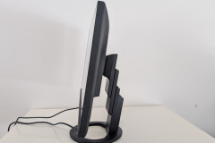 Der stabile Monitor-Standfuß erlaubt eine flexible Anpassung der Bildschirm-Position für ergonomisches Arbeiten im Büro-Alltag. (Foto: Testsieger.de)