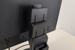 Der Monitor-Stand ermöglicht eine komfortable Höhen-Verstellung und unterstützt eine ergonomische Sitz-Position. (Foto: Testsieger.de)