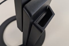 Das integrierte Kabel-Management sorgt dafür, dass angeschlossene Kabel sauber nach unten geführt werden. (Foto: Testsieger.de)