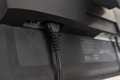 Der Strom-Anschluss befindet sich auf der Rückseite des Monitors und fügt sich sauber in das Anschluss-Panel ein. (Foto: Testsieger.de)