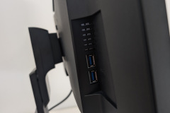 Der integrierte USB-Hub ermöglicht den direkten Anschluss von Maus, Tastatur oder USB-Stick am Monitor. (Foto: Testsieger.de)