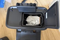 Die 5-in-1-Station nimmt viel Arbeit ab, verlangt beim Wechsel des Staubbeutels aber einen unnötig umständlichen Zugriff über die Wassertanks. (Foto: Testsieger.de)